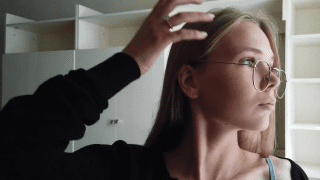 Cô nữ sinh kính cận quyến rũ